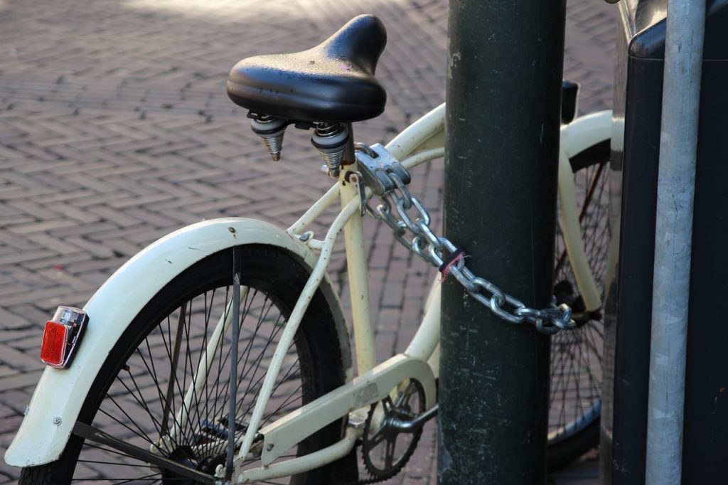 locking two bikes together